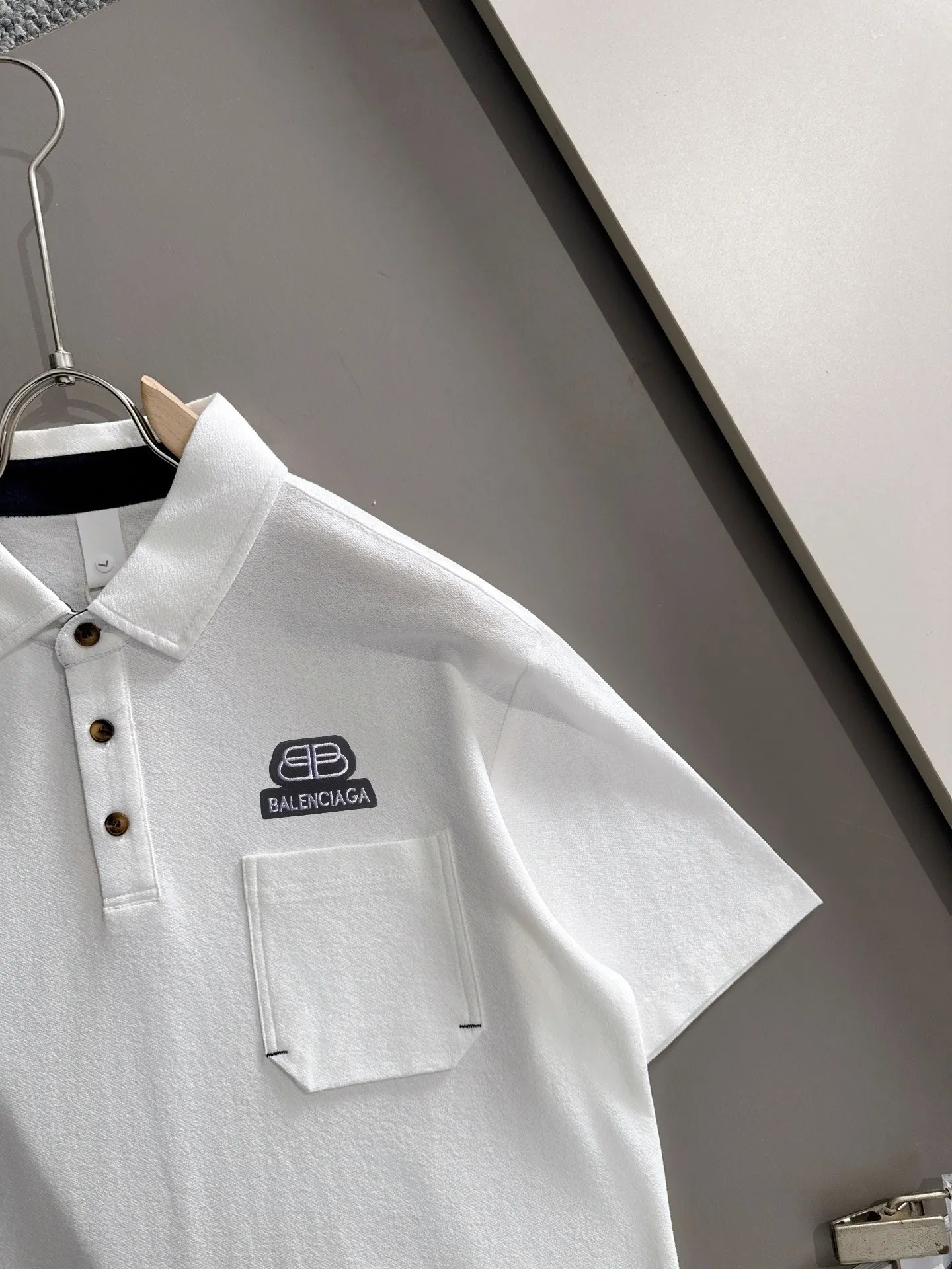 Paris High Quality 26ss New Arrival men's short-sleeved T-shirt is made of combed cotton yarn spun cotton fabric, no pressure when entering and exiting the counter. Exclusive control of raw materials. It feels substantial when weighed, and the upper body is more textured than ordinary T-shirts. This texture can handle the weather easily and is suitable for both hot and cold! Designed for a loose fit. Size: M to 4XL